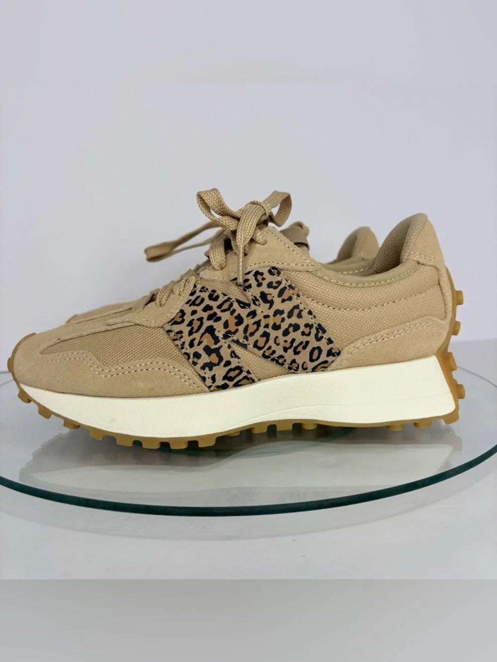 New Balance 327 Sneakers Women’s Size 6 Beige Leopard Print Retro Running - Picture 2 of 10